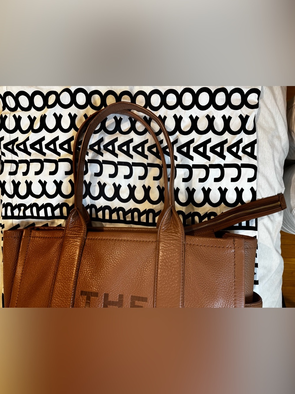 Marc Jacobs The Leather Large Tote Bag (Color: argan oil) - Picture 9 of 13